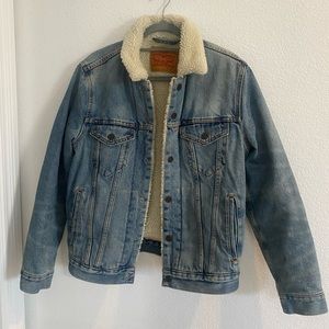 Mens fleece lined Levi’s Denim jacket - Size small - Lightly worn